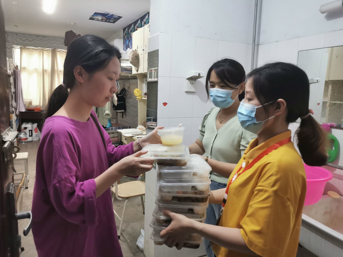 女生宿舍老师逐一送餐食